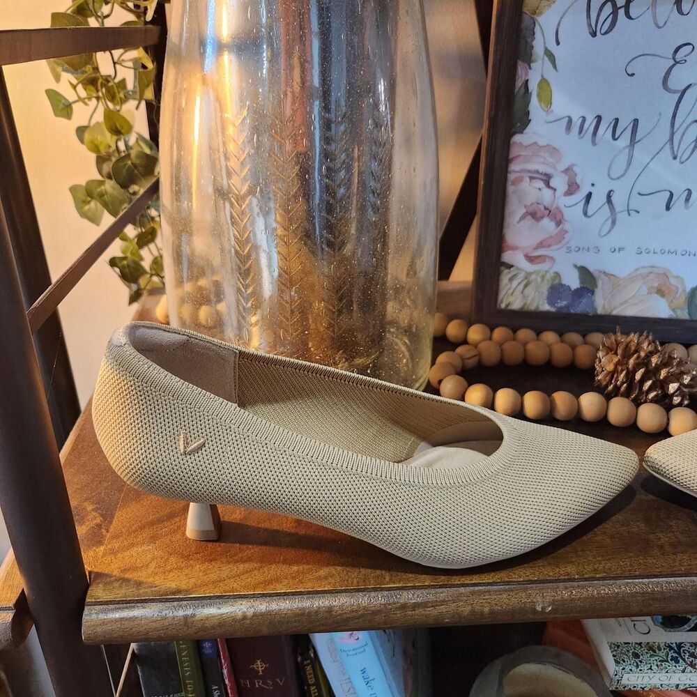 Vivaia Women's Cream and Tan Courts